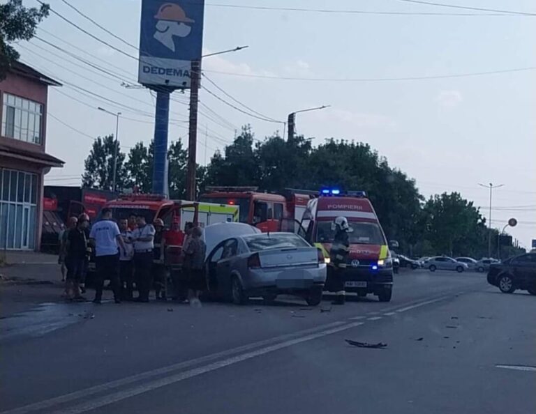 Accident pe strada Pitești, din Slatina. Șoferii celor două mașini implicate au ajuns la spital