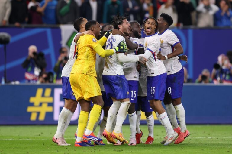 cronică de Daniel Grigore            Portugalia – Franța 0-0 (3-5 d.pen.) » Fotbal cu porția, dar suficient pentru semifinale! Fără Mbappe, retras înainte de final, „Cocoșii” lui Deschamps merg în careul de ași