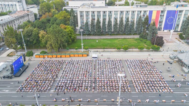 VIDEO Marea dictare națională de la Chișinău, de Ziua Limbii Române: peste 1.800 de persoane la concurs. Președinta Maia Sandu: Mulțumesc profesorilor de limbă română, prin munca voastră se vede atitudinea copiilor față de a scrie și vorbi corect