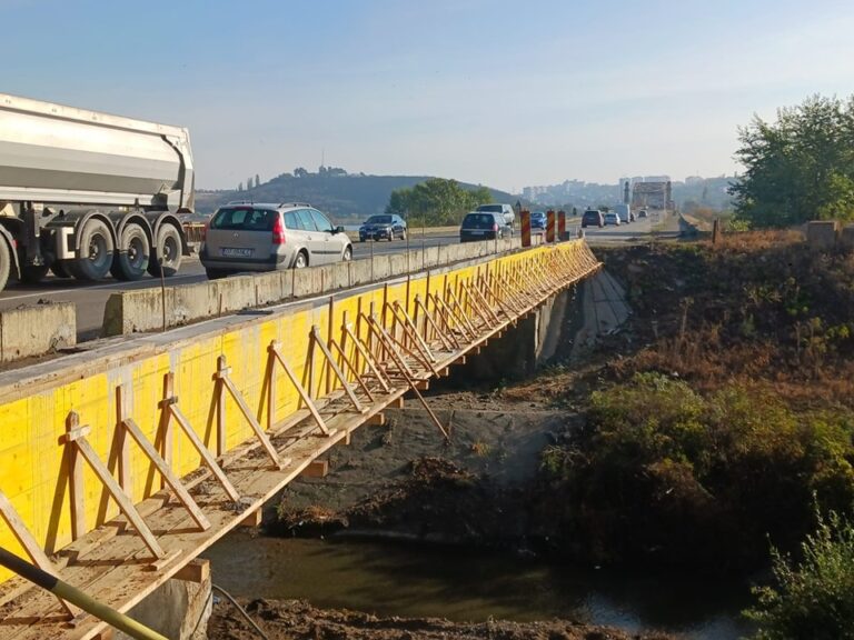 Lucrări de întreținere periodică la podul peste canalul de pe DN 65, înainte de Podul peste Olt, la Slatina. Perioada exactă