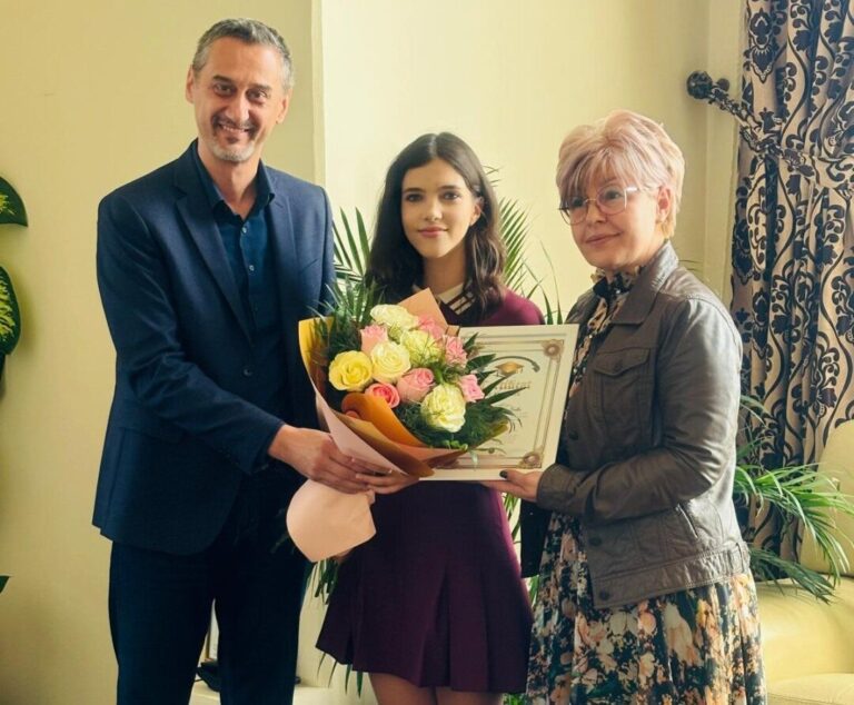 Dincă Anna Erika, de la Școala Gimnazială „Vlaicu Vodă”, premiată de către Laura Giura și Mario De Mezzo, pentru performanța remarcabilă de a obține media 10 la examenul de Evaluare Națională