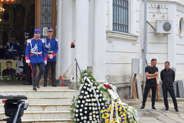 UPDATE            Gigi Mulțescu, înmormântat cu onoruri militare în Cimitirul „Reînvierea” » Peste 200 de oameni prezenți, inclusiv Alex Băluță. Au ajuns și jucătorii lui Dinamo