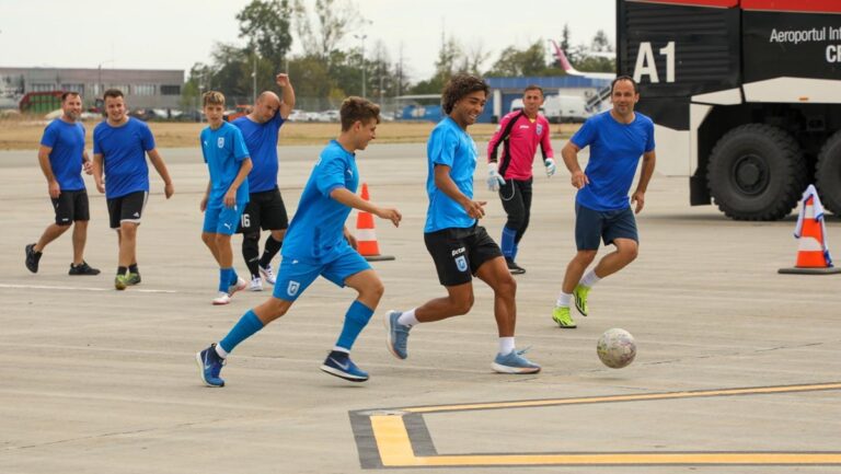 Pista Aeroportului Internațional Craiova, acaparată de fotbal