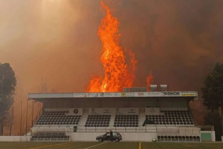 VIDEO+FOTO            Fotbal mistuit de flăcări » Incendiul devastator a cuprins și stadionul: „Aerul continuă să fie irespirabil. Este un haos total”