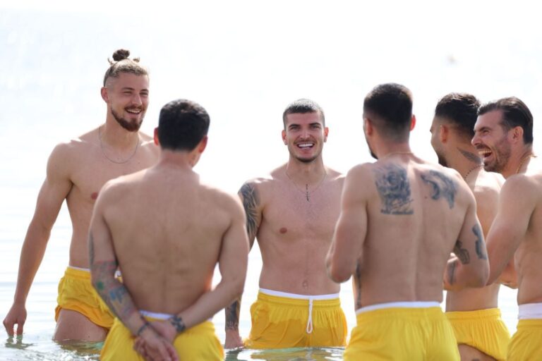 FOTO DE NERATAT!            Imagini tari cu fotbaliștii naționalei în Marea Mediterană! Drăgușin, Man, Mihăilă și Niță în centrul distracției: așa nu au mai fost văzuți până acum