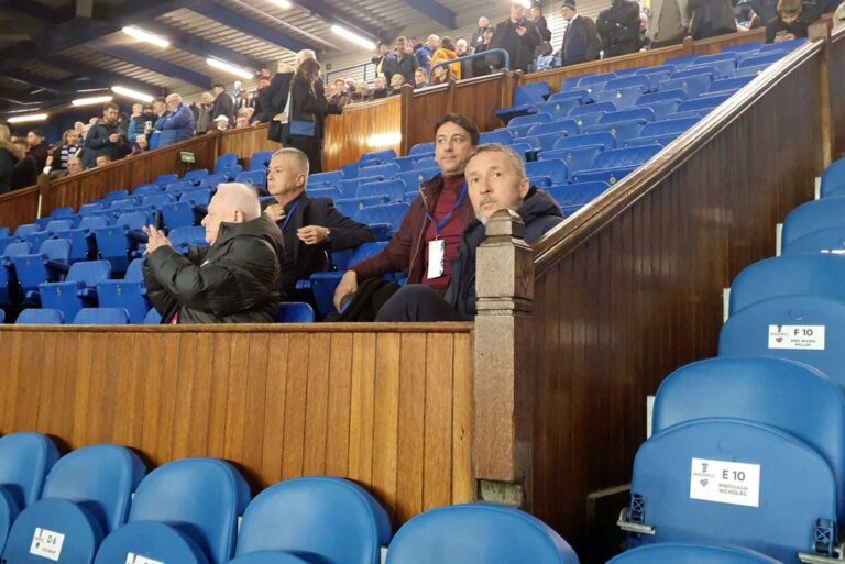 FOTO            Mihai Stoica, surprins la Rangers – FCSB alături de apropiatul lui Gigi Becali » Imaginile captate în tribune la Glasgow