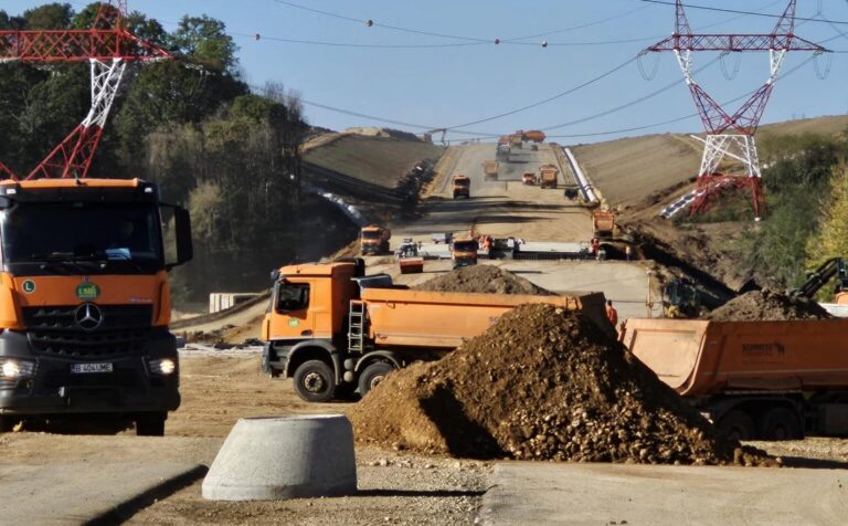 789 de persoane și 254 utilaje lucrează pe Tronsonul 4 al DEx12