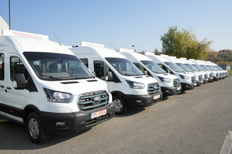 Consiliul Județean Olt a predat a doua tranșă de microbuze electrice destinate transportului elevilor din județ. Cele 15 microbuze au fost achiziționate prin PNRR