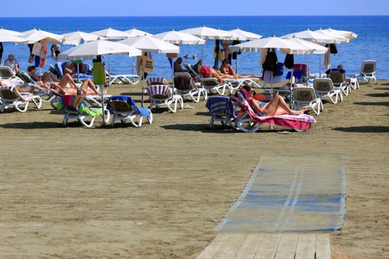 CORESPONDENȚĂ GSP            Se înalță „Zidul galben” în mijlocul Mediteranei » Românii, întâmpinați cu bere la 30 de lei și căldură ca de august în Larnaca, în ziua meciului cu Cipru