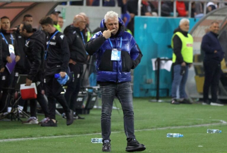 Șumudică, explicație halucinantă pentru gesturile obscene făcute cu FCSB: „Îmi așezam pantalonii. M-ați văzut cu degetul mijlociu în gură? Am o lucrare”