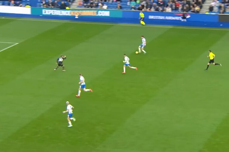 VIDEO            Fază de povestit nepoților în Premier League » În minutul 93, gazdele atacau 4 la 1: incredibil ce s-a întâmplat 11 secunde mai târziu