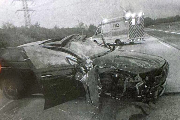 FOTO ȘOCANT            Golgheterul campioanei din Bundesliga, implicat într-un accident rutier grav! Primele detalii