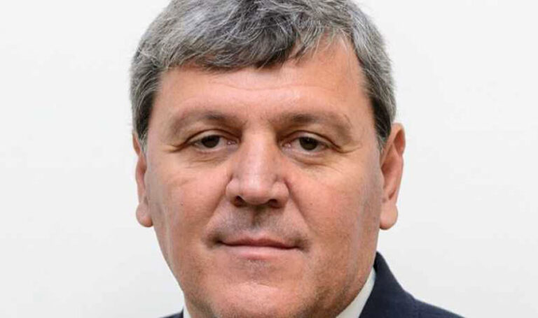 TIUTIU TREBUIA SĂ PLECE DIN PRIMĂRIE!