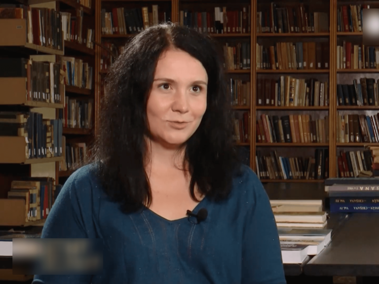 Studenții ar fi „profesioniști adevărați”. Adina Dragomirescu, directoarea Institutului de Lingvistică al Academiei Române, despre propunerea ca viitorii profesori de limba română să facă un an de licență în plus: Dacă Ministerul Educației ne-ar consulta, în mod evident am putea susține cu argumente studiile filologice de patru ani – INTERVIU