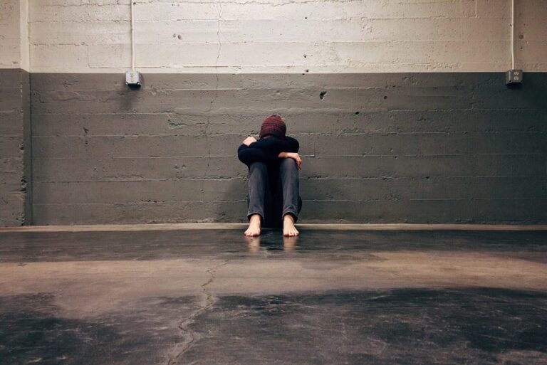 Un elev victimă a bullyingului unui coleg și-a reclamat agresorul și a obținut daune de 3.000 de lei / Instanța: Copiii se cred „cool” dacă râd sau îi batjocoresc pe alţii, dar sănătatea psihică a unui copil este vitală pentru creşterea şi dezvoltarea acestuia indiferent de vârstă