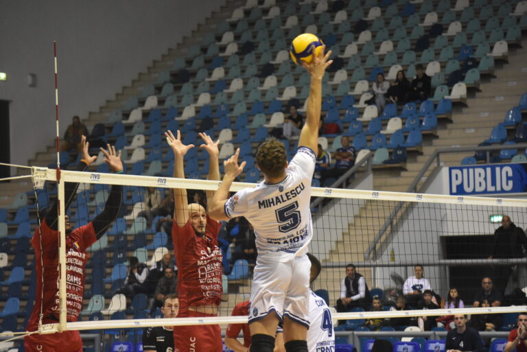 Volei (m) / SCMU Craiova n-a forțat cu Baia Mare, dar a luat toate punctele