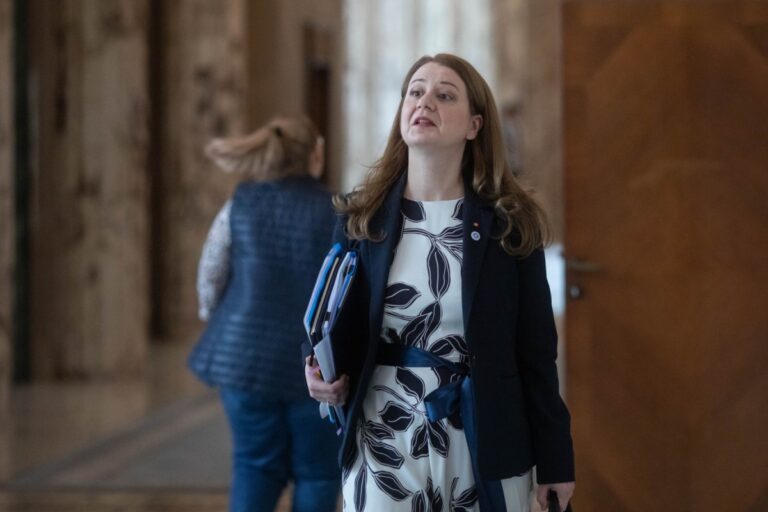 UPDATE Ligia Deca, ministra Educației, prima pe lista PNL Vâlcea la alegerile pentru Senat / Surse: Ar fi „aterizat” cu recomandare direct de la Cotroceni