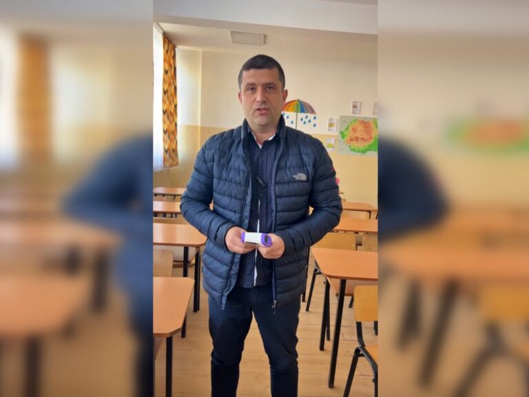 Școala în campania electorală: Inspectoratul Școlar Gorj, condus de reprezentanți PSD-PNL, inclusiv o candidată la parlamentare, face plângere împotriva unui candidat USR pentru că a filmat într-o sală de clasă / Politicianul acuza, într-o clasă goală, condițiile de studiu ale elevilor sub conducerea politică a ISJ