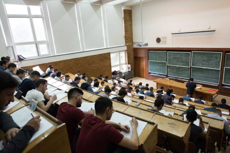 Burse facultate 2024-2025. Studenții de la Politehnica București pot primi până la 1.500 lei pe lună burse de performanță dacă au medii peste 8. Cererile se depun la secretariate – criteriile de acordare