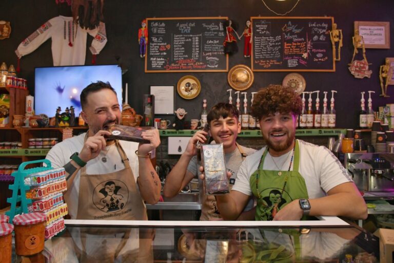 corespondență din glasgow            Magazinul scary din Glasgow, afacerea românilor care au inventat ciocoliva: „Și pe noi ne-a surprins!” » Plasat într-un cartier cu fani Celtic: „Vor face mare petrecere dacă FCSB încurcă pe Rangers”