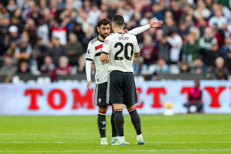 FOTO            El o să fie noul antrenor al lui Manchester United? Fiul său l-a dat de gol » Fotografia virală