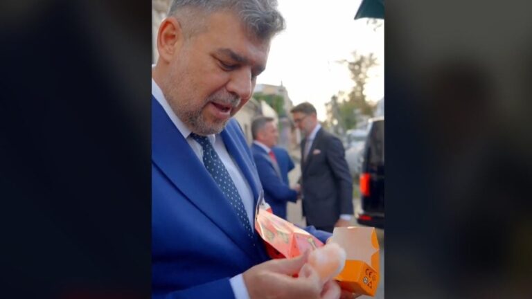 Marcel Ciolacu, viral pe TikTok, după ce deschide meniul McDonald’s pentru copii și descoperă surpriza: „Păi mai iau un cheesburger!” | VIDEO