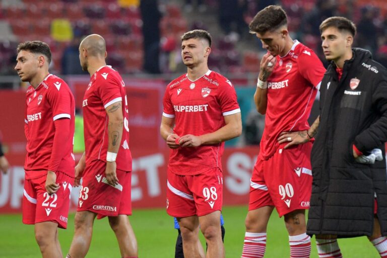 8 detalii de la Dinamo – FCSB » Contrast izbitor: „câinii”, dărâmați în fața peluzei, în timp ce campionii porneau recitalul + Ironia auzită de 45.000 de oameni în difuzoare