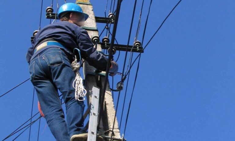 Corabia: consumatorii casnici şi agenţii economici rămân fără energie electrică