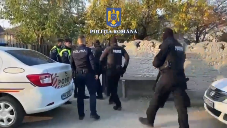 Polițiștii olteni au pus în executare trei mandate de percheziție domiciliară la locuințele unor persoane fizice, din comuna Iancu Jianu. Se efectuează cercetări pentru furt calificat