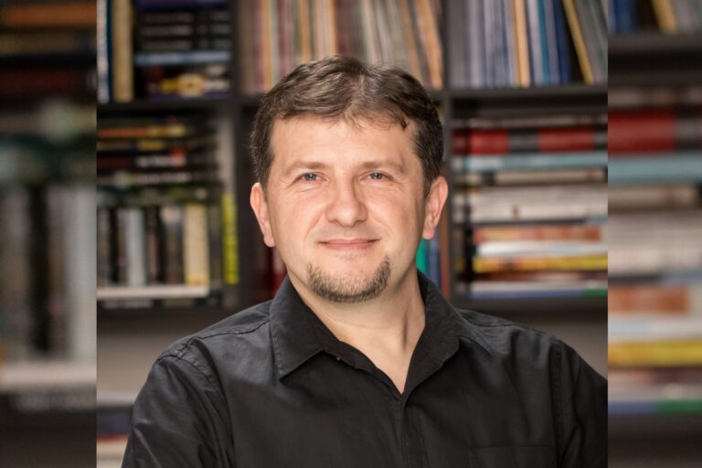 Cum a reușit o ideologie care promova magia și pseudo-știința să distrugă competențele de alfabetizare a milioane de elevi americani și ce legătură are asta cu România – cercetătorul Dacian Dolean