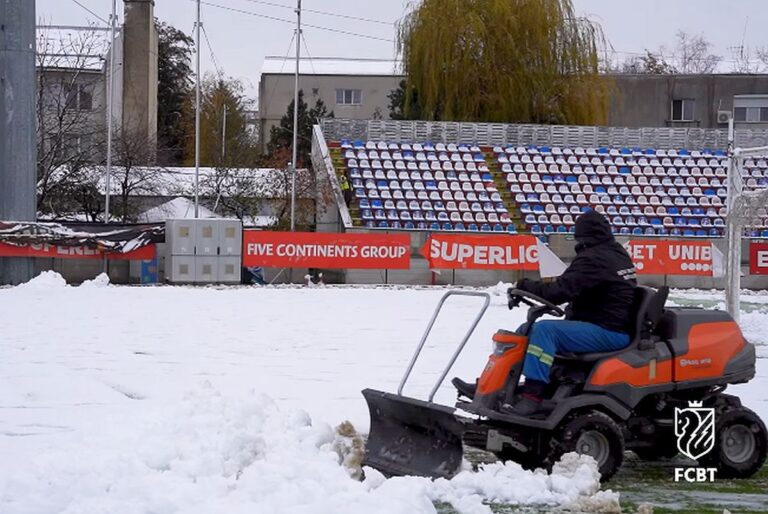 FOTO                    Vremea a făcut prăpăd la Botoșani, înainte de meciul cu FCSB » Cum arată terenul cu 9 ore înaintea restanței din Superliga