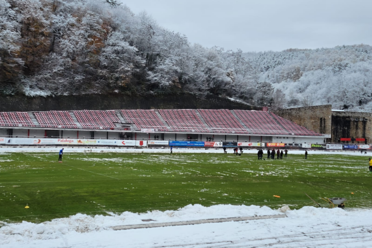 GALERIE FOTO            Meci din România, amânat din cauza zăpezii! » Imagini cu gazonul