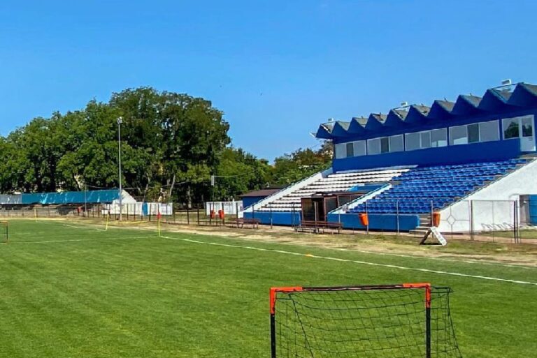 FOTO            Cum arată azi stadionul din cel mai vestic oraș al țării » Au jucat aici Dan Păltinișanu, Dossey și Sansiro Ciocoi + Istoricul unei echipe uitate