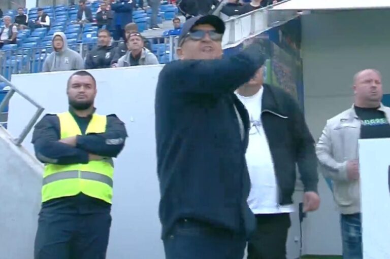 BREAKING NEWS            NEVEROSIMIL! Adrian Mititelu a intrat pe teren, a vrut să scoată echipa și a urlat la arbitru: „Nemernicule! Tu să ieși afară, tu!”