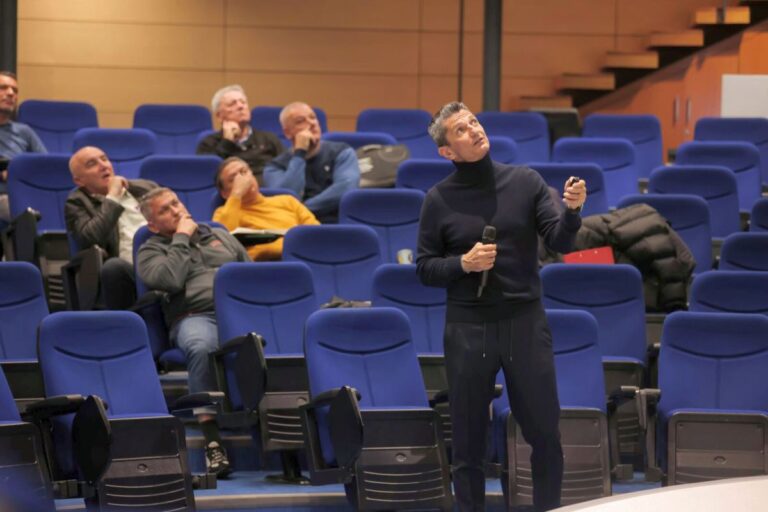 GALERIE FOTO            Au vrut să-l facă de râs? » Antrenorul a adormit în sală, în timpul lecției ținute de Răzvan Lucescu! FRF a „scăpat” imaginile pe site