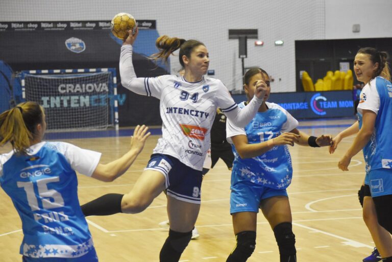 Handbal (f) / Rezultat fabulos! SCMU Craiova a răpus în Bănie „gigantul“ CSM București