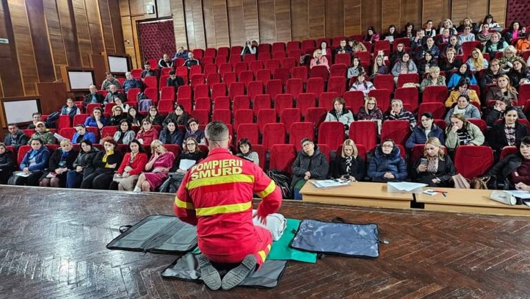 Liceul Teoretic „Nicolae Titulescu” Slatina a primit un defibrilatorului semiautomat. Pompierii olteni le-au prezentat cadrelor didactice măsurile de prim ajutor