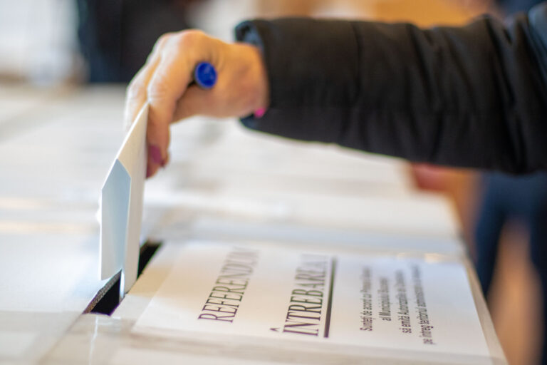 Rezultate alegeri 2024. Peste 80% din bucureșteni sunt de acord cu un program de prevenire a consumului de droguri în școli – exit-poll după închiderea urnelor, la referendumul primarului Nicușor Dan