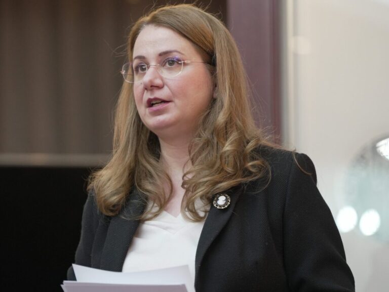 Planurile-cadru vor fi scoase în dezbatere publică atunci când vor fi gata analizele de impact, spune Ligia Deca. Ministra a refuzat să spună dacă amânarea publicării ține de campania electorală