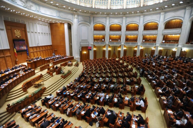 Grupurile parlamentare ale PSD din Camera Deputaților și din Senat au solicitat înființarea unei comisii parlamentare pentru anchetarea cheltuielilor statului făcute în interesul personal al președintelui Iohannis