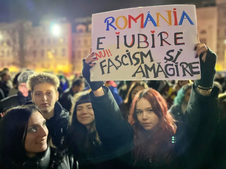 VIDEO A patra zi de proteste pro-europene în Piața Universității. Peste 1.500 de studenți și tineri au fost în stradă și au scandat: „România e iubire, nu fascism și amăgire” / „Apa este H2O” / „Putin, jos labele de pe România”