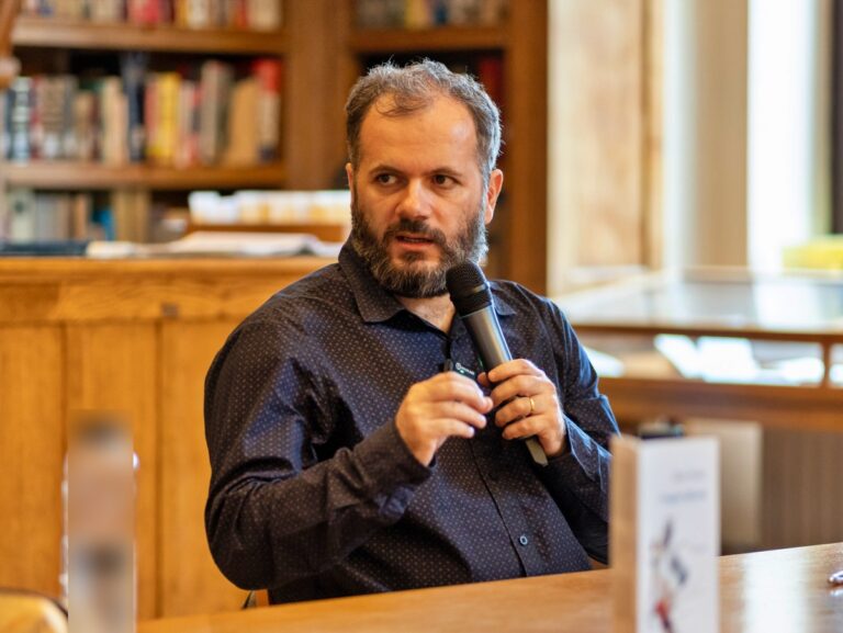 Radu Vancu: Dacă biblioteca devine cameră de penitență, lupta este pierdută din start. Ar transforma profesorul în ochii elevilor într-un reprezentant al unui sistem opresiv. Nu e nevoie de așa ceva