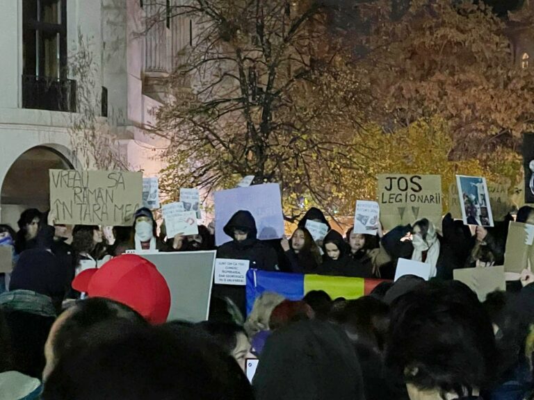VIDEO Manifestații în Piața Universității. Studenții au ieșit în stradă pentru a doua seară la rând: „Tinerii vă cer în cor, nu votați un dictator”, „Iubirea de țară nu e legionară” / Sunt circa 1.000 de protestatari