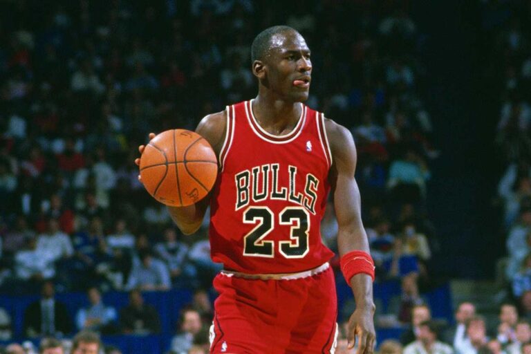 Un maiou purtat de Michael Jordan, vândut pe o sumă incredibilă la o licitaţie