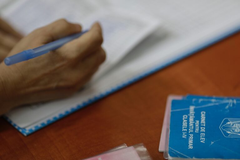 Profesoara Andreia Bodea: La 5 atenționări se scade un punct la purtare, prin decizia consiliului profesorilor clasei. Unii au avut 2-3 puncte scăzute, alții au avut 4 și s-au oprit