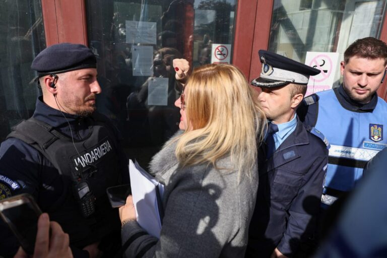 Diana Șoșoacă n-a fost lăsată să intre în Parchetul General, ca să depună plângere împotriva judecătorilor CCR