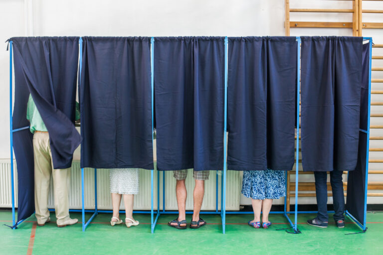 Educația în alegeri 2024. „Competiții” între școli pentru a atrage elevi, școala auto la liceu, dar și măsuri aplicate deja, precum doctorate profesionale sau învățământ dual – printre promisiunile PSD, PNL și USR în programele de guvernare pentru următorii 4 ani / Ce promit partidele pentru Cercetare