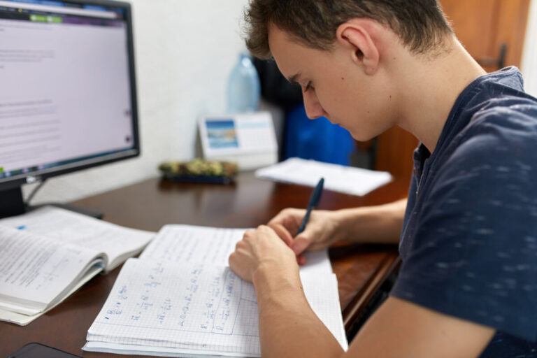 Flavian Georgescu, profesor de matematică: Dacă urmează un examen național cu timp de lucru de 2 ore, încercați să faceți acasă simulări care chiar să dureze 2 ore și abia apoi uitați-vă la soluții