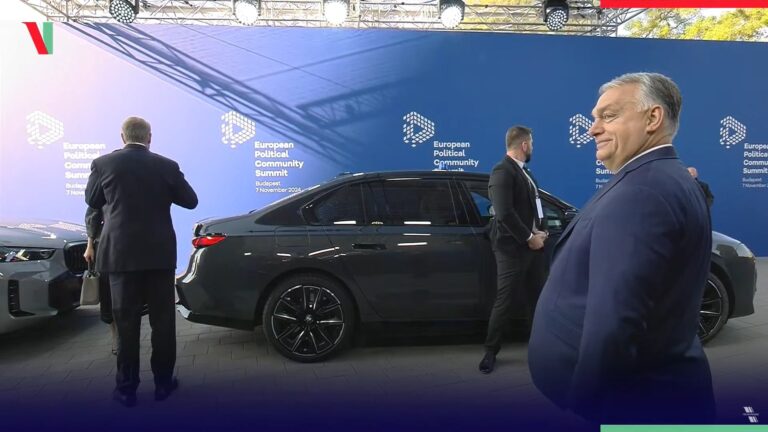 Klaus Iohannis i-a întors spatele lui Viktor Orban ca să își aranjeze costumul, la un summit la Budapesta | VIDEO