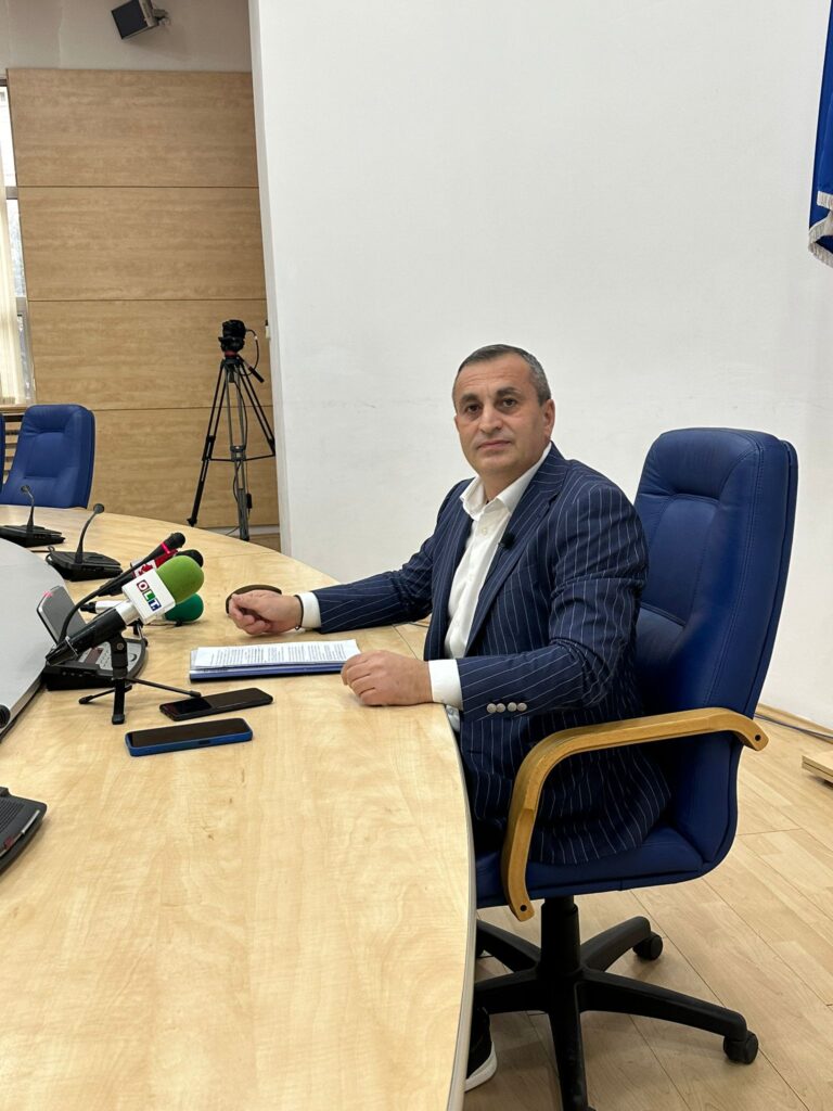 Marius Oprescu susține reducerea prețului la apă chiar la 9,50 lei